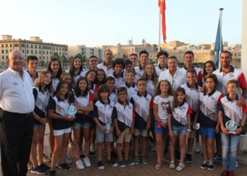 Foto de familia de los regatistas participantes en vela ligera.