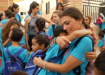 Abrazos y sonrisas en el Monte María Cristina para agradecer el tiempo solidario de los jóvenes