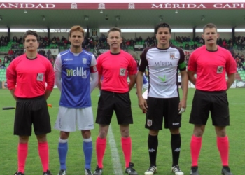 Paco Aguza (Mérida) completa esta temporada la defensa azulina