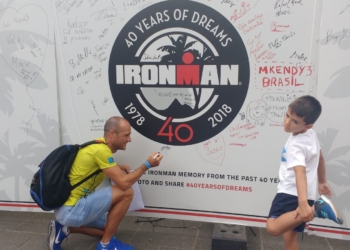 El triatleta melillense, Fernando Térrez, firmando en el cartel oficial de la prueba alemana.