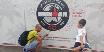 El triatleta melillense, Fernando Térrez, firmando en el cartel oficial de la prueba alemana.