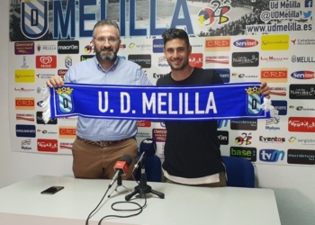 Presentación del nuevo jugador melillense, en la sede del club azulino.