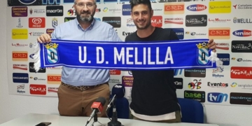 Presentación del nuevo jugador melillense, en la sede del club azulino.