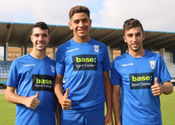 Fran Bueno, Mohamed Mizzian y Ramón Cuadrado, satisfechos tras convertirse en jugadores de pleno de derecho de la Unión Deportiva Melilla.
