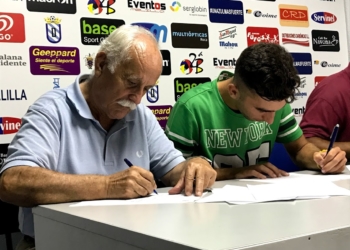 Ramón Cuadrado en el momento de la firma del contrato que le une a la Unión Deportiva Melilla durante esta temporada, con opción a otras dos más.