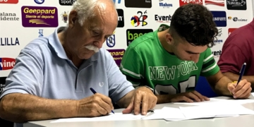 Ramón Cuadrado en el momento de la firma del contrato que le une a la Unión Deportiva Melilla durante esta temporada, con opción a otras dos más.