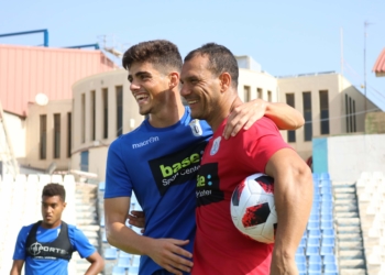 El lateral azulino bromea durante el entrenamiento celebrado ayer en el Álvarez Claro con uno de los miembros del cuadro técnico, el melillense Moha.