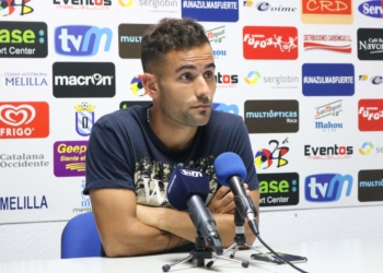 El futbolista sevillano Juan Carlos Menudo durante su intervención en la sala de prensa del estadio Álvarez Claro.