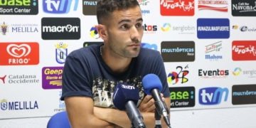 El futbolista sevillano Juan Carlos Menudo durante su intervención en la sala de prensa del estadio Álvarez Claro.
