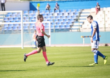 El colegiado extremeño dirigió la contienda de la pasada temporada en casa frente al Recreativo de Huelva (1-0), amonestando a Álex Cruz y Lolo Garrido, además de a seis jugadores visitantes.