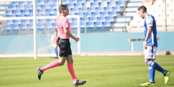 El colegiado extremeño dirigió la contienda de la pasada temporada en casa frente al Recreativo de Huelva (1-0), amonestando a Álex Cruz y Lolo Garrido, además de a seis jugadores visitantes.