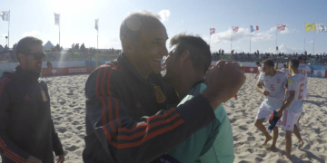 Joaquín Alonso felicita a Dona tras la victoria conseguida frente a Rusia, mientras el melillense José Cintas lo celebra con su compañero Fernando Guisado