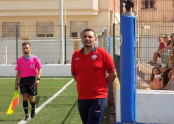 El técnico melillense comenzará el próximo sábado su tercera temporada consecutiva como inquilino del banquillo del conjunto rojinegro.