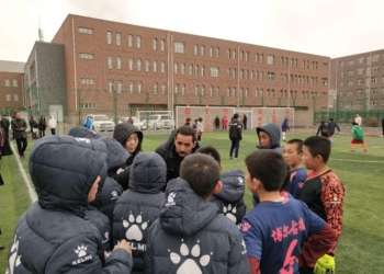 Said Hamad, transmitiendo instrucciones a los niños con los que trabaja.
