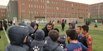 Said Hamad, transmitiendo instrucciones a los niños con los que trabaja.