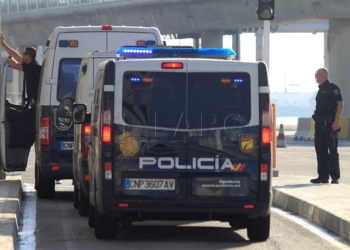 GRAF8559. ALGECIRAS (ESPAÑA), 27/07/2018.- Apenas un 7,5 % del total de inmigrantes que llegan en pateras a las costas andaluzas, los marroquíes adultos, son devueltos a su país. Para el resto, llegar a pisar el suelo español significa que, de alguna forma, su largo viaje hacia una nueva vida puede, en la mayoría de los casos y no sin dificultades, continuar. Cada día un cupo máximo de 25 marroquíes adultos que ha entrado ilegalmente en España en pateras es devuelto a su país en un furgón policial, que cruza el Estrecho de Gibraltar en uno de los ferris que salen de Algeciras hacia Ceuta. En la imagen, los furgones de la policia nacional entran en la zona de embarque del puerto de Algeciras, con destino a Ceuta.-EFE/A.Carrasco Ragel.