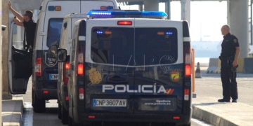 GRAF8559. ALGECIRAS (ESPAÑA), 27/07/2018.- Apenas un 7,5 % del total de inmigrantes que llegan en pateras a las costas andaluzas, los marroquíes adultos, son devueltos a su país. Para el resto, llegar a pisar el suelo español significa que, de alguna forma, su largo viaje hacia una nueva vida puede, en la mayoría de los casos y no sin dificultades, continuar. Cada día un cupo máximo de 25 marroquíes adultos que ha entrado ilegalmente en España en pateras es devuelto a su país en un furgón policial, que cruza el Estrecho de Gibraltar en uno de los ferris que salen de Algeciras hacia Ceuta. En la imagen, los furgones de la policia nacional entran en la zona de embarque del puerto de Algeciras, con destino a Ceuta.-EFE/A.Carrasco Ragel.