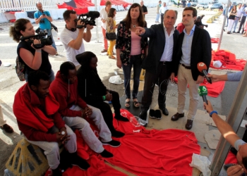GRAF695 ALGECIRAS (Cádiz), 01/08/2018,-El presidente del PP, Pablo Casado(d) durante su visita en Algeciras (Cádiz) a las instalaciones para la atención de inmigrantes donde en declaraciones a los periodistas ha pedido hoy al Gobierno "responsabilidad sin demagogia" para afrontar el problema de la inmigración y ha apostado por un "Plan Marshall para África". EFE/A.Carrasco Ragel