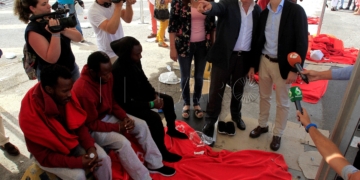GRAF695 ALGECIRAS (Cádiz), 01/08/2018,-El presidente del PP, Pablo Casado(d) durante su visita en Algeciras (Cádiz) a las instalaciones para la atención de inmigrantes donde en declaraciones a los periodistas ha pedido hoy al Gobierno "responsabilidad sin demagogia" para afrontar el problema de la inmigración y ha apostado por un "Plan Marshall para África". EFE/A.Carrasco Ragel