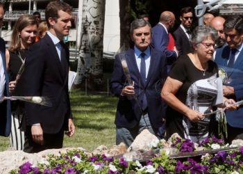 GRAF8178. MADRID, 20/08/2018.- El ministro de Fomento, José Luis Ábalos (i), el li´der del PP, Pablo Casado (3i), el dirigente socialista Pedro Saura (4d) y la presidenta de la Asociación de Afectados del vuelo JK5022, Pilar Vera (3d), durante la ofrenda floral que ha tenido lugar en la Terminal 2 del aeropuerto de Barajas con motivo del décimo aniversario del accidente de un avión de la compañía Spanair al poco despegar de dicho aeropuerto. EFE/Fernando Alvarado