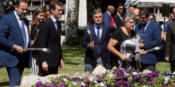 GRAF8178. MADRID, 20/08/2018.- El ministro de Fomento, José Luis Ábalos (i), el li´der del PP, Pablo Casado (3i), el dirigente socialista Pedro Saura (4d) y la presidenta de la Asociación de Afectados del vuelo JK5022, Pilar Vera (3d), durante la ofrenda floral que ha tenido lugar en la Terminal 2 del aeropuerto de Barajas con motivo del décimo aniversario del accidente de un avión de la compañía Spanair al poco despegar de dicho aeropuerto. EFE/Fernando Alvarado
