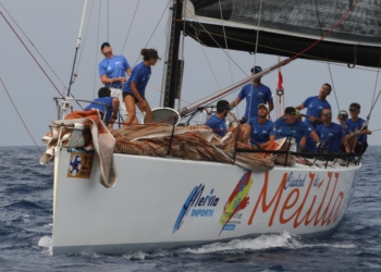 Tripulantes del Ciudad de Melilla-Club Marítimo, en plena competición.