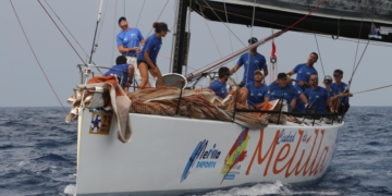 Tripulantes del Ciudad de Melilla-Club Marítimo, en plena competición.