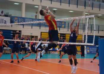 Villena, en uno de sus remates durante el partido frente a los noruegos.