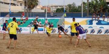 Los equipos lucharon en la arena durante la primera jornada del campeonaTO