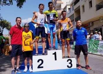 El melillense, en la recogida de su premio, en Estepona.