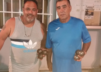 Agustín Heredia (i) junto al presidente del Club Petanca Melilla.