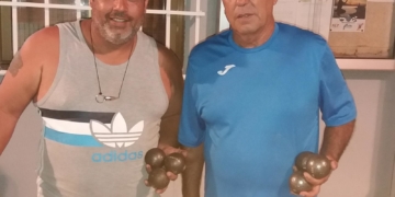 Agustín Heredia (i) junto al presidente del Club Petanca Melilla.