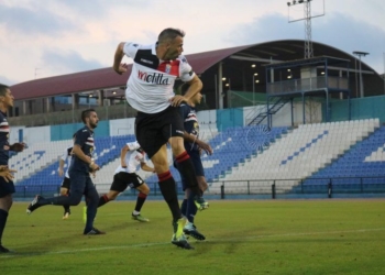 El campo del Álvarez Claro acogió ayer por la noche el encuentro entre los dos equipos