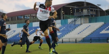 El campo del Álvarez Claro acogió ayer por la noche el encuentro entre los dos equipos
