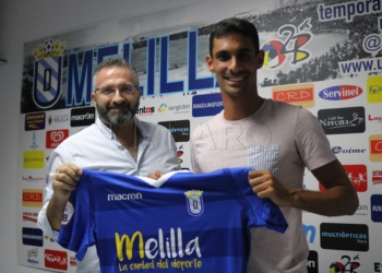 El mediocentro jerezano posa con la camista de su nuevo club