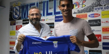 El mediocentro jerezano posa con la camista de su nuevo club