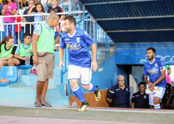 El jugador de la UD Melilla, en el momento de su presentación ante todos sus aficionados.