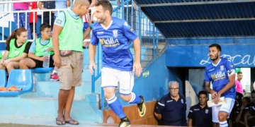 El jugador de la UD Melilla, en el momento de su presentación ante todos sus aficionados.