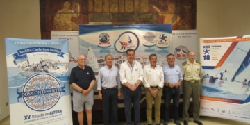 Fotografía de la presentación por parte de las autoridades de la Semana Náutica