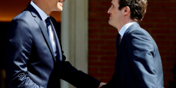 GRAF1252. MADRID (ESPAÑA), 02/08/2018.- El presidente del Gobierno, Pedro Sánchez, saluda al nuevo líder del PP, Pablo Casado, en la primera cita que mantienen desde que asumieran sus respectivos cargos, esta tarde en el palacio de La Moncloa. -EFE/ Fernando Alvarado