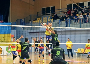 El nuevo fichaje del Club Voleibol Melilla, Ángel Daniel Jiménez, en diferentes acciones de juego