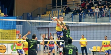 El nuevo fichaje del Club Voleibol Melilla, Ángel Daniel Jiménez, en diferentes acciones de juego
