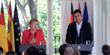 GRAF4419. SANLÚCAR DE BARRAMEDA (CÁDIZ), 11/08/2018.- La canciller alemana, ¡ngela Merkel (i), y el presidente del Gobierno espaÒol, Pedro S·nchez (d), durante la rueda de prensa que ofrecen esta tarde en el Palacio de los Guzmanes, sede de la FundaciÛn Casa Medina Sidonia en Sanl˙car de Barrameda (Cádiz). EFE/ A. Carrasco Ragel