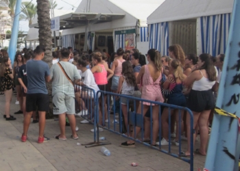 Cientos de personas esperan en fila para la compra de entradas de los conciertos de Feria