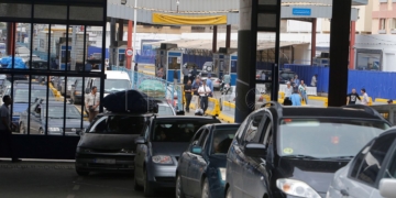 GRAF1069. MELILLA, 12/09/2018.- Varios vehículos circulan por el paso fronterizo de Beni-Enzar. Melilla, que tiene cuatro pasos fronterizos con Marruecos por los que cruzan cada año en ambos sentidos más de 20 millones de personas y casi cinco millones de vehículos, está en vilo por el futuro de su aduana comercial, cerrada desde hace 43 días por decisión unilateral del país vecino. EFE/ F.G. Guerrero