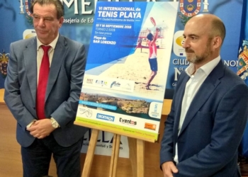 El consejero Antonio Miranda junto al presidente de la Federación Melillense de Tenis, Pablo Martínez.