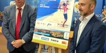 El consejero Antonio Miranda junto al presidente de la Federación Melillense de Tenis, Pablo Martínez.