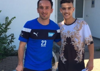 El jugador de nuestra ciudad, a la derecha, junto a uno de sus técnicos de la liga alemana.