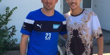 El jugador de nuestra ciudad, a la derecha, junto a uno de sus técnicos de la liga alemana.