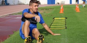 El lateral melillense ha comenzado la temporada a un buen nivel y trabaja duro a diario para no salir del once titular de Luis Miguel Carrión.